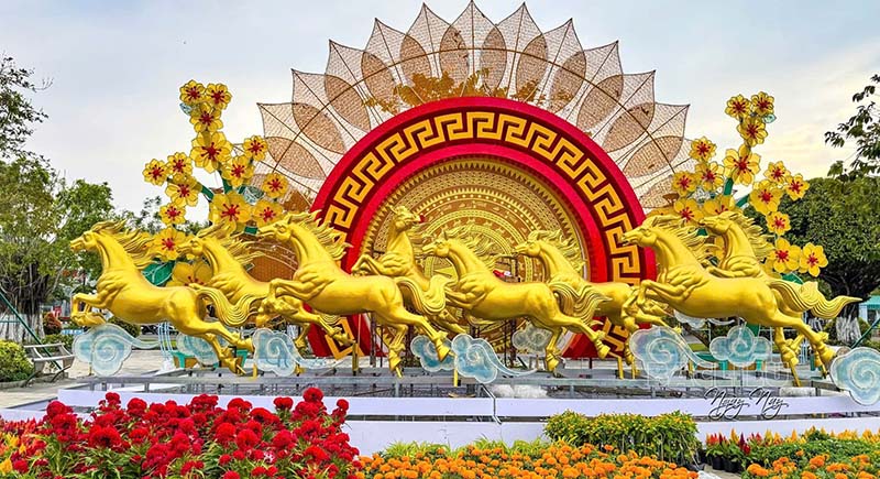 Mô hình trang trí cổng Tết mút хốр