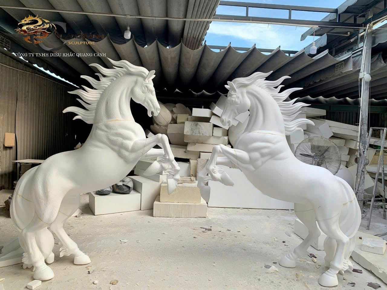 mo-hinh-linh-vat-ngua-khong-lo