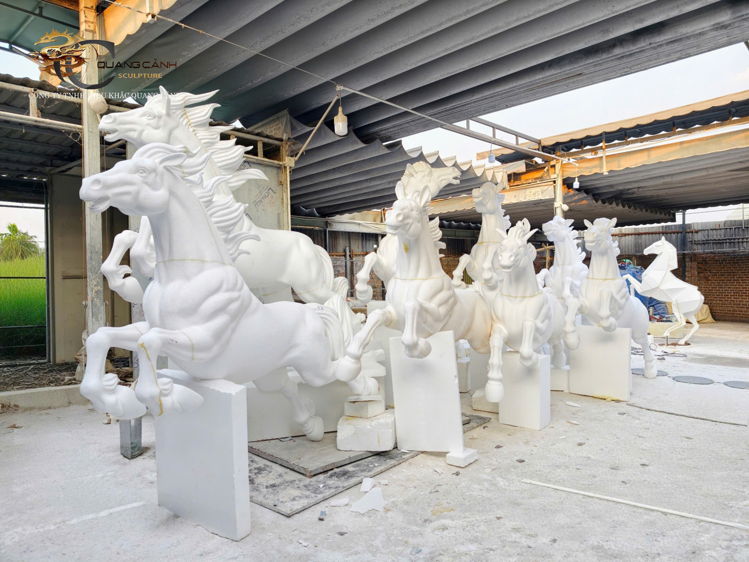 xuong-lam-tuong-ngua-xop-tphcm