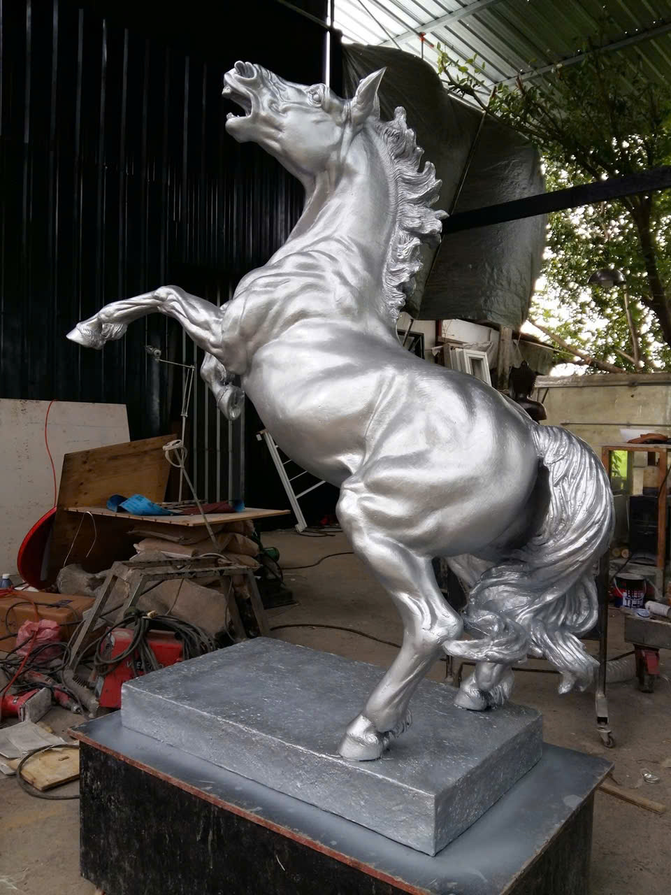 mô hình ngựa phong thủy trang trí sân vườn