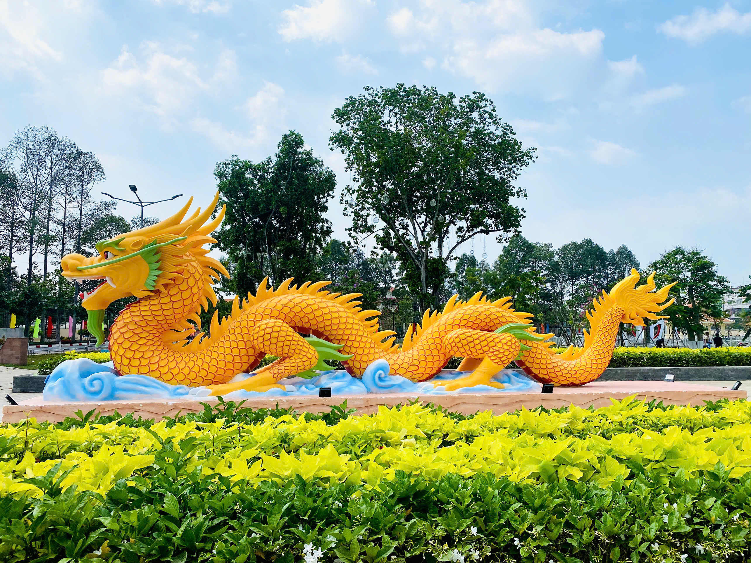 mo-hinh-linh-vat-rong-mut-xop